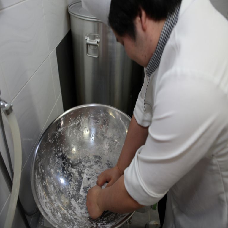 1인분 냉면을 만들기 위한 손반죽 장면(2)