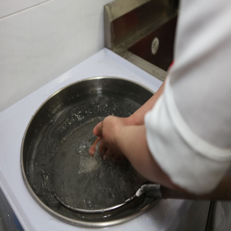 찬물과 얼음물에 담그는 장면(4)